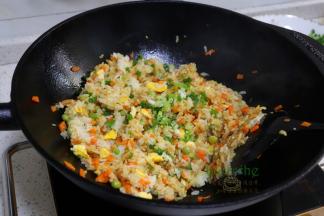 把鸡蛋、虾皮也放入锅里，放盐、酱油、香葱炒均即可出。