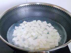 豆腐焯水，水烧开后下豆腐，再次煮沸捞出。(动作轻一点，避免豆腐碎)