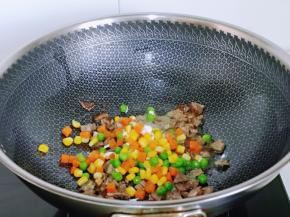 加入彩蔬翻炒均匀。