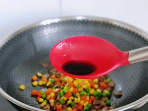 加入生抽翻炒均匀。