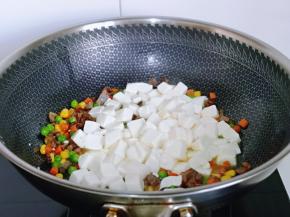 加入焯水的豆腐。