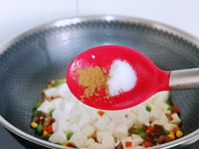 再按个人口味加入盐，十三香。