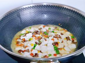 加入半小碗纯净水，大火烧开，转小火5分钟。