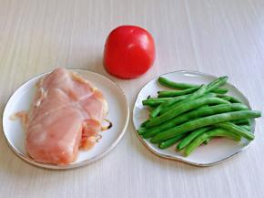 准备食材，刀豆去根去尖，冷水冲洗干净。