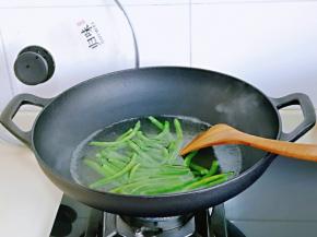 刀豆焯水，锅中加入水烧开，下刀豆煮2分钟捞出淋干水分。
