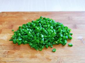 焯水的刀豆切碎。