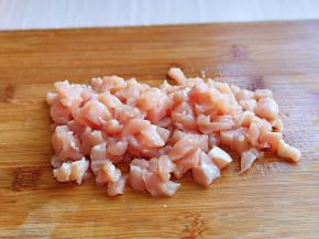 鸡胸肉洗干净，切丁。