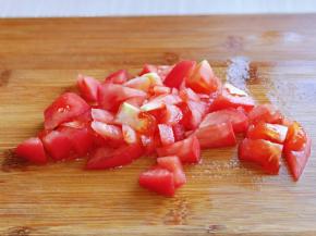 番茄洗干净，去根，切小块。