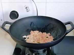 起油锅，加入鸡肉丁煸炒。