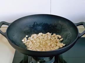 加入料酒，煸炒至变色盛出备用。