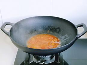 加入一勺番茄酱，半小碗纯净水，炒制番茄成浓稠状。