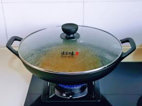 加入冰糖盖上盖子中小火焖炒1分钟，我家炒菜用铸铁锅，对身体好，同时烧菜特别好吃。