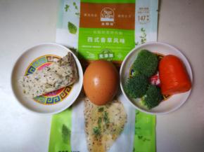准备好食材：鸡胸，解冻，西兰花，胡萝卜