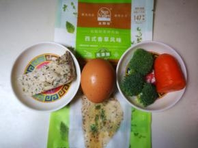 准备好食材：鸡胸，解冻，西兰花，胡萝卜