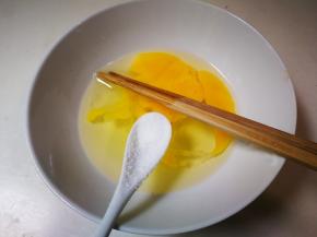 鸡蛋打入碗中放入，放入少许盐打散均匀