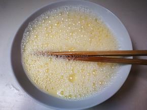 放入两倍的开水，一边放一边打散均匀