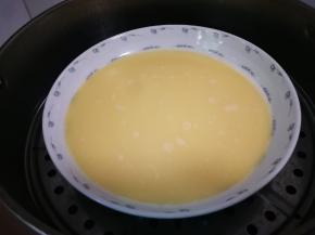 过滤两遍到盘中，蒸锅水开放入蒸五分钟