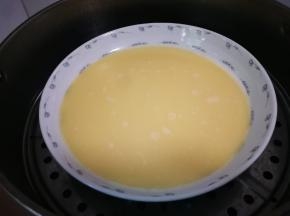 过滤两遍到盘中，蒸锅水开放入蒸五分钟