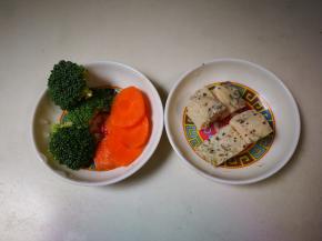 同时准备好鸡胸肉切块，西兰花洗净，胡萝卜切片