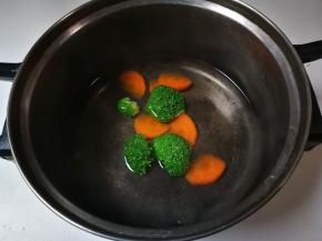 锅中放入适量水烧开，放入一小勺盐，几滴食用油，放入西兰花，胡萝卜烧开一分钟捞出来沥干水