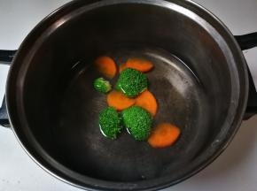 锅中放入适量水烧开，放入一小勺盐，几滴食用油，放入西兰花，胡萝卜烧开一分钟捞出来沥干水