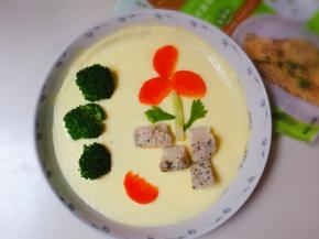 鸡胸放入蛋盘中再蒸两分钟，关火焖三分钟，取出来，将西兰花和胡萝卜摆放成自己喜欢的造型