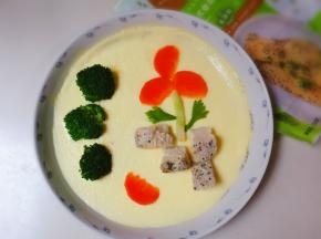 鸡胸放入蛋盘中再蒸两分钟，关火焖三分钟，取出来，将西兰花和胡萝卜摆放成自己喜欢的造型