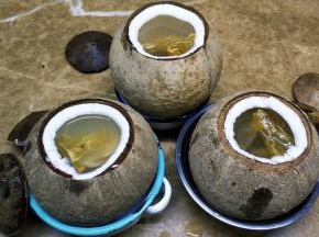 将鲍鱼、花胶、鳄鱼肉干分别放入椰子里，盖上盖子