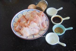 准备好材料，市售的香粉有很多种，看个人喜好来买，我买的是十三香，个人感觉比五香粉味道更好，而且十三香叶很适合做肉包子，真是居家必备款香料。