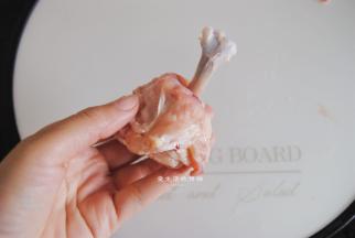 接下来开始处理鸡翅根，先用剪刀把顶部关节处剪开，再把肉全部往下捋，用剪刀再修剪一下黏连在骨头上的肉，棒槌型即可完成。