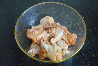 用手抓匀按摩片刻，确保每个部分都能沾到酱料，盖上保鲜膜放入冰箱冷藏腌制1小时，这个时间才能够让鸡翅根入味哦，不要着急烤了不好吃。