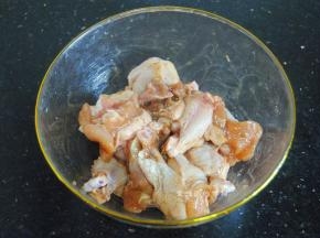 用手抓匀按摩片刻，确保每个部分都能沾到酱料，盖上保鲜膜放入冰箱冷藏腌制1小时，这个时间才能够让鸡翅根入味哦，不要着急烤了不好吃。