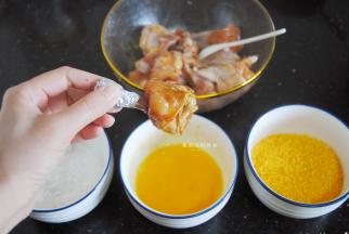 接着准备好淀粉，鸡蛋液和面包糠，把鸡翅根的尾部用锡纸包起来，这是为了方便取食，沾满淀粉，裹上鸡蛋液，再裹上面包糠，裹浆步骤即可完成。