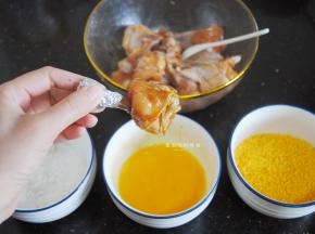 接着准备好淀粉，鸡蛋液和面包糠，把鸡翅根的尾部用锡纸包起来，这是为了方便取食，沾满淀粉，裹上鸡蛋液，再裹上面包糠，裹浆步骤即可完成。