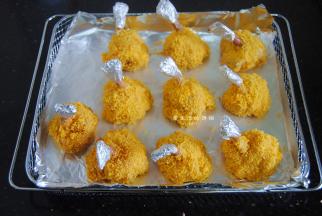 空气烤网上垫上一层锡纸，把裹好浆的鸡翅根放入，要是不用空气烤得可以直接下油锅来炸。