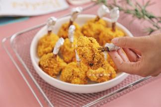 具体时间看翅根的大小为准，因为空气烤是用鸡翅根自身的油脂进行炸制，所以吃起来会更健康哦，尤其是小朋友，这种这做法更适合呢。