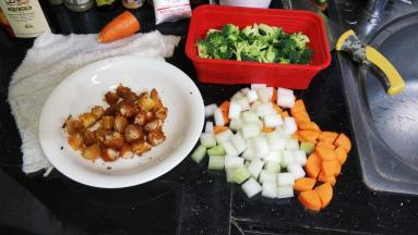 冬瓜、红萝卜、西兰花、炸好的三文鱼腩切小粒，蘑菇