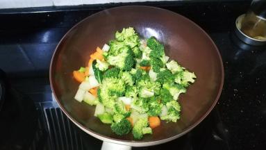 放入西兰炒均匀