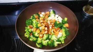 放入三文鱼腩粒炒均匀