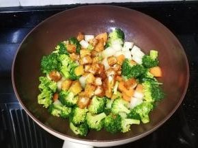 放入三文鱼腩粒炒均匀