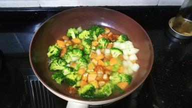 放入足量水大火煮4分钟