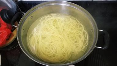 其间煮好意面备用