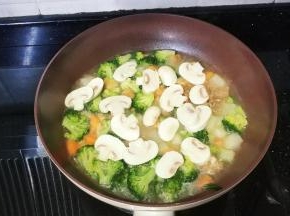 放入蘑菇