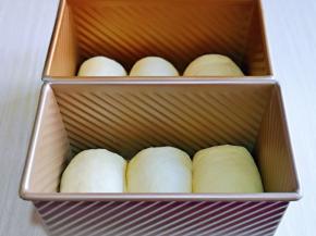 卷好的吐司胚放入吐司盒中，我这个是2个450g的吐司面包的量，放入蒸烤箱进行二次发酵。(室温发酵也可以，但是一定要保持吐司胚的湿度)