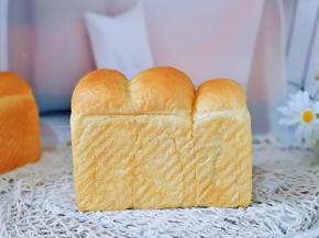 取出趁热脱模。