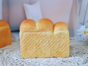 香甜松软的蜜豆吐司，太好吃了。