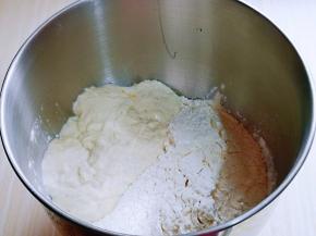 再加入高筋面粉，顶部挖个洞，把酵母粉倒入，再用旁边面粉盖起来，最后加入发酵好的波兰种，启动厨师机2档揉面10分钟。