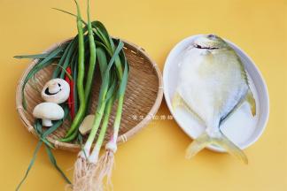 准备好食材，金鲳鱼我买的是一斤半左右的，比较大条，要是用电饭煲来做，个头不要太大了，不然就得切成2半。