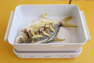 大约2分钟左右，将鱼翻个面，继续煎2分钟，期间不要动它，等着就行，是不是特别省事呢~