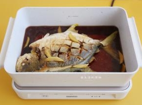 把酱料的食材混合成酱汁，均匀地淋在鱼的身上，放入姜片，轻轻动一下鱼，让酱汁铺到鱼身下，转中火开始焖3分钟。